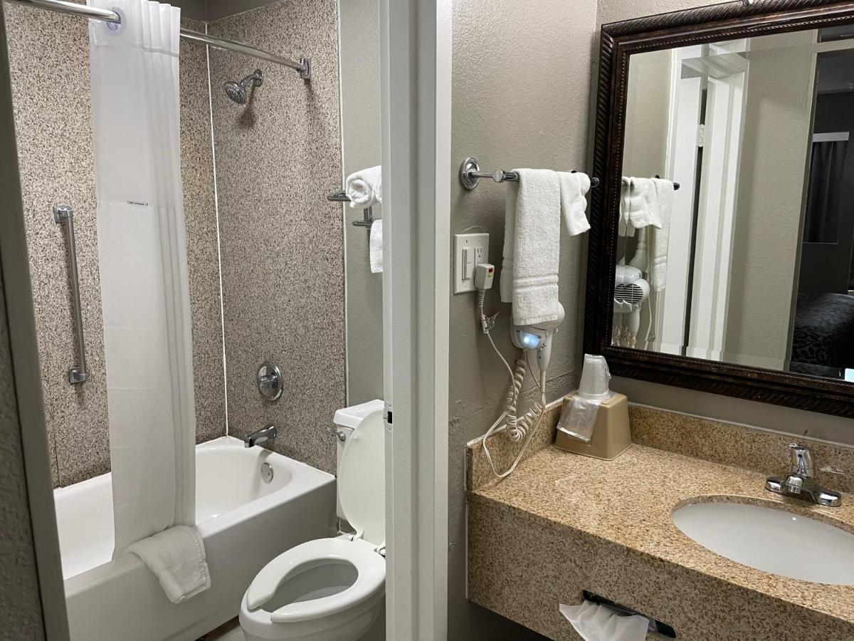 Days Inn & Suites By Wyndham Collierville Germantown Area Exterior photo